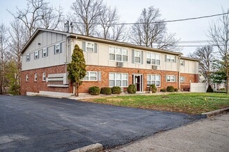 Lindsay Court Apartments in Louisville, KY - Building Photo - Building Photo