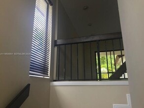 337 Ives Dairy Rd in Miami, FL - Building Photo - Building Photo