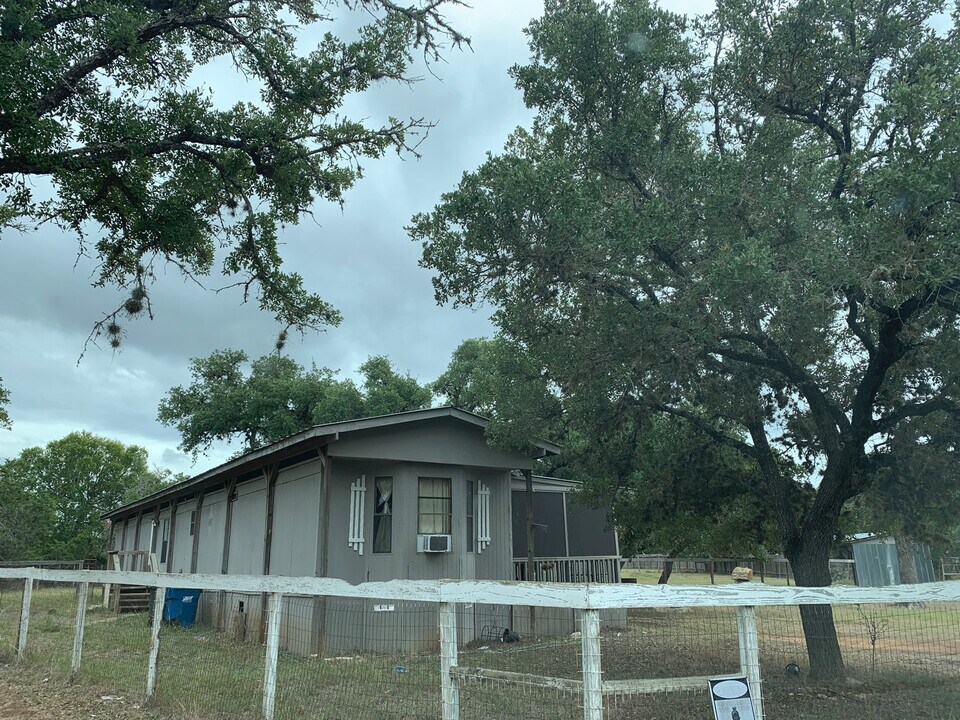 710 Robindale West Rd in Bandera, TX - Building Photo