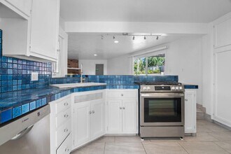 608 N Rios Ave, Unit MAIN HSE in Solana Beach, CA - Building Photo - Building Photo