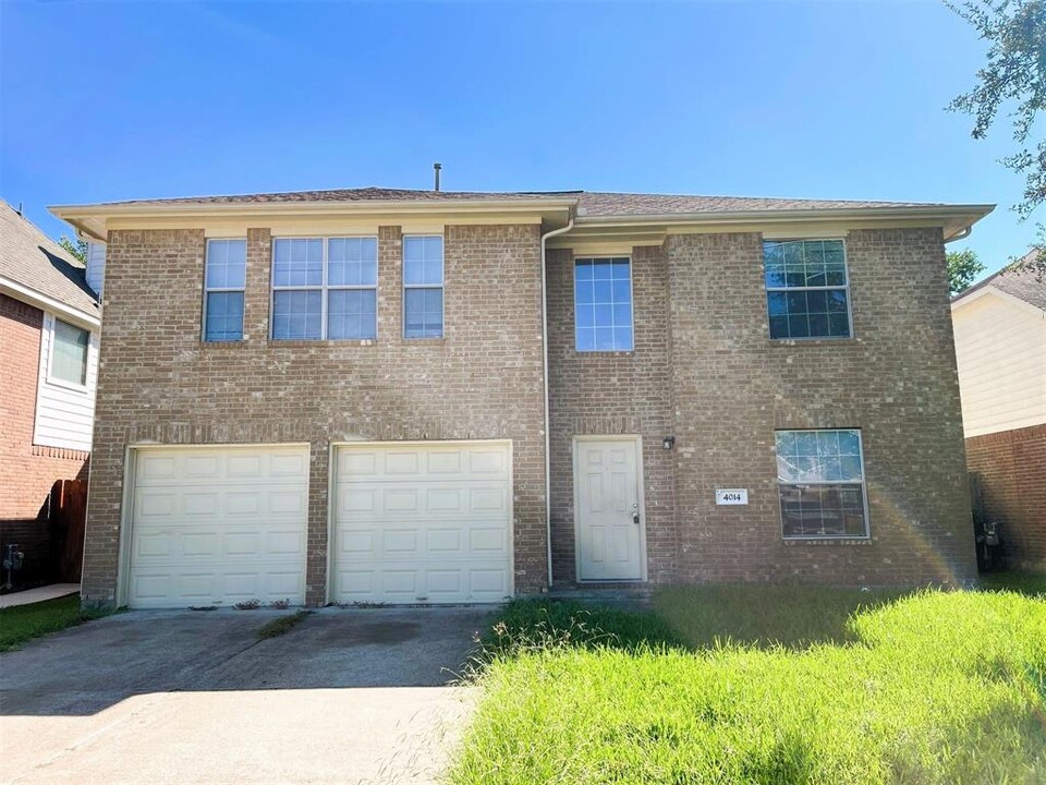 4014 E Lindbergh Ct in Baytown, TX - Building Photo