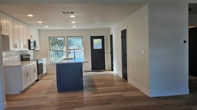 502 Walker St in Smithville, TX - Building Photo - Building Photo