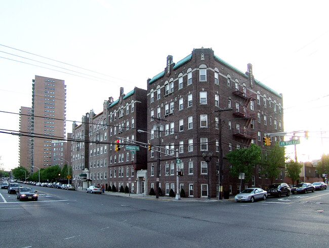 5915 Kennedy Blvd E in West New York, NJ - Building Photo - Building Photo