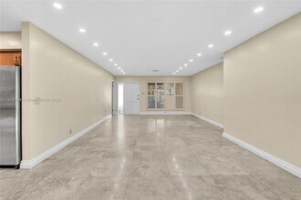 2114 N 44th Ave in Hollywood, FL - Foto de edificio - Building Photo