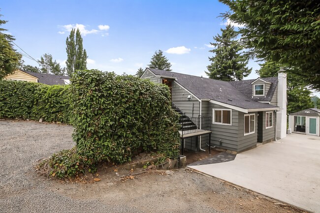 12334 Sand Point Way NE in Seattle, WA - Foto de edificio - Building Photo