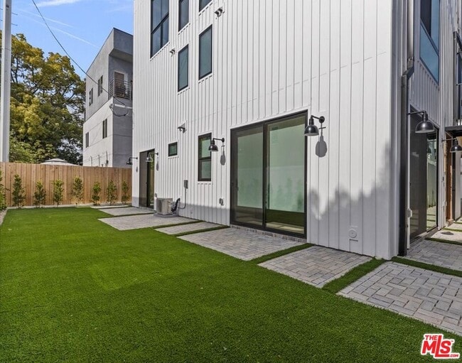 4823 Satsuma Ave in Los Angeles, CA - Building Photo - Building Photo