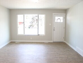 1002 E Platinum Way in Sandy, UT - Building Photo - Building Photo