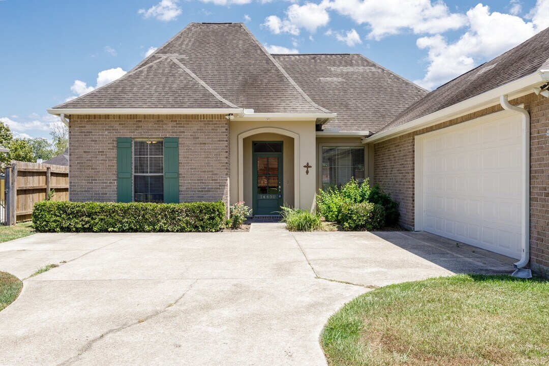 14450 Lake Meadows Ct in Gonzales, LA - Building Photo