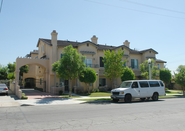 320 S Pine St in San Gabriel, CA - Foto de edificio - Building Photo