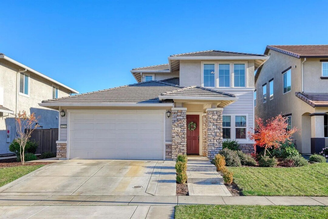 4229 Shorthorn Way in Roseville, CA - Building Photo