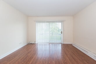 2234 S Goebbert Rd in Arlington Heights, IL - Building Photo - Building Photo