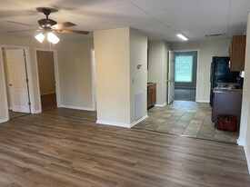 1021 Fall Creek Rd, Unit 10 in Blountville, TN - Building Photo