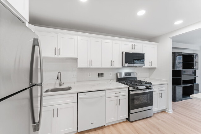 4515 Willard Ave, Unit #1016S in Chevy Chase, MD - Building Photo - Building Photo