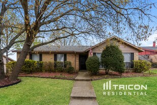 1230 Meadow Creek Dr in Lancaster, TX - Building Photo