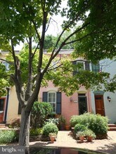 325 N Royal St in Alexandria, VA - Building Photo - Building Photo