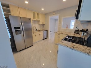 40 Surrey Ln in Clifton, NJ - Building Photo - Building Photo