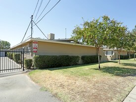 4520 E Sierra Madre Ave in Fresno, CA - Building Photo
