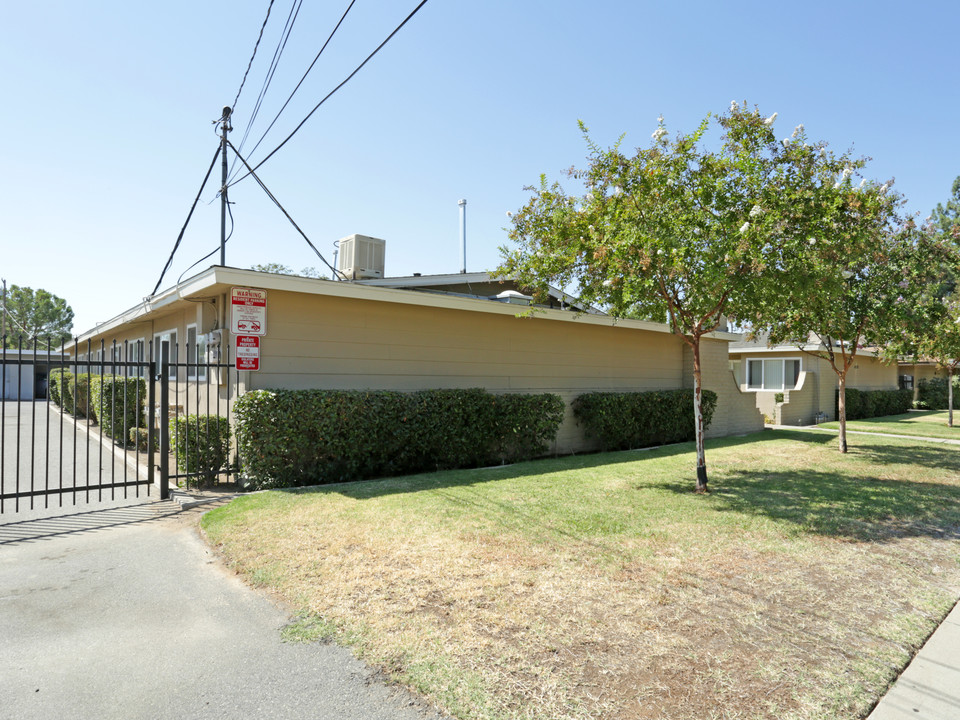 4520 E Sierra Madre Ave in Fresno, CA - Building Photo