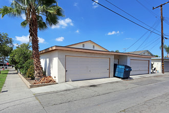 1005 N Lincoln St in Orange, CA - Foto de edificio - Building Photo