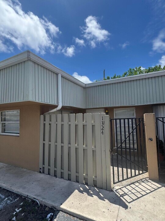 1324 Gateway Dr in Lantana, FL - Building Photo