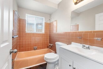 24583 Kelly Rd in Eastpointe, MI - Building Photo - Building Photo