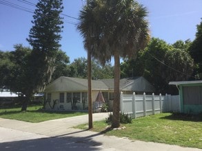 400 Colonia Ln E in Nokomis, FL - Foto de edificio - Building Photo