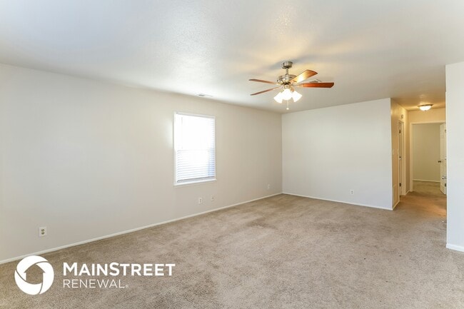 319 Holiday Dr in Lansing, KS - Foto de edificio - Building Photo