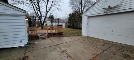 1866 Lochmoor Blvd in Grosse Pointe Woods, MI - Building Photo - Building Photo