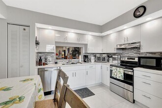 1401 SW 128th Terrace in Pembroke Pines, FL - Foto de edificio - Building Photo