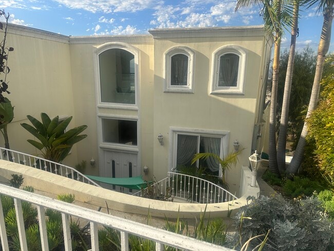 8120 Billowvista Dr in Los Angeles, CA - Building Photo - Building Photo