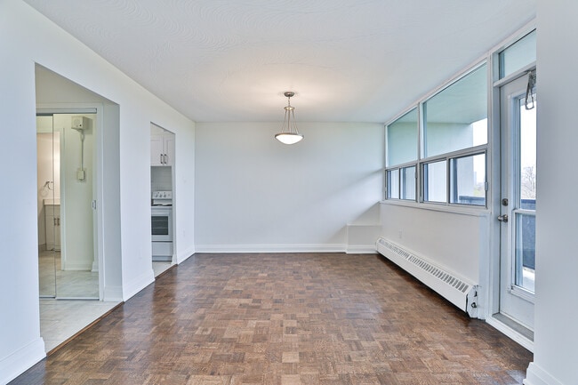 Broadview Towers in Toronto, ON - Building Photo - Building Photo