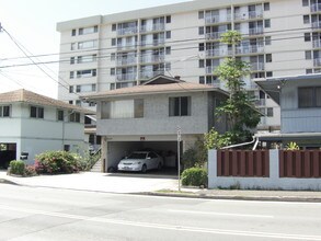 812 Mccully St in Honolulu, HI - Building Photo - Building Photo