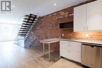 1120 Queen St W in Toronto, ON - Building Photo - Building Photo
