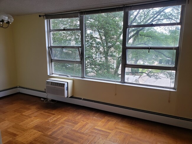 1030 E Lancaster Ave, Unit 710 in Bryn Mawr, PA - Building Photo - Building Photo