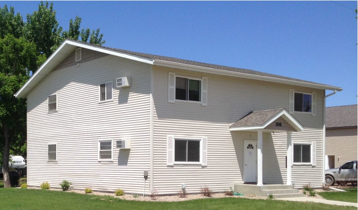 Crosby Apartment Building in Crosby, ND - Building Photo