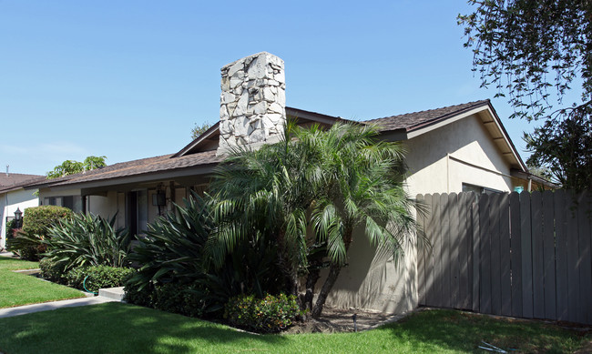 2039 E Almont St in Anaheim, CA - Foto de edificio - Building Photo