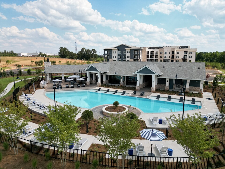 The Crest at South Point in Mcdonough, GA - Building Photo