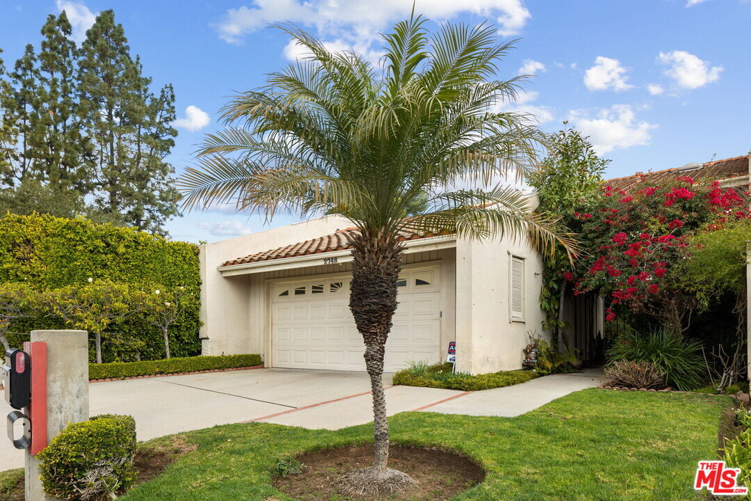 2748 Bottlebrush Dr in Los Angeles, CA - Building Photo