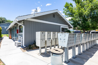 Shoreline Plaza Apartments in Reno, NV - Building Photo - Building Photo