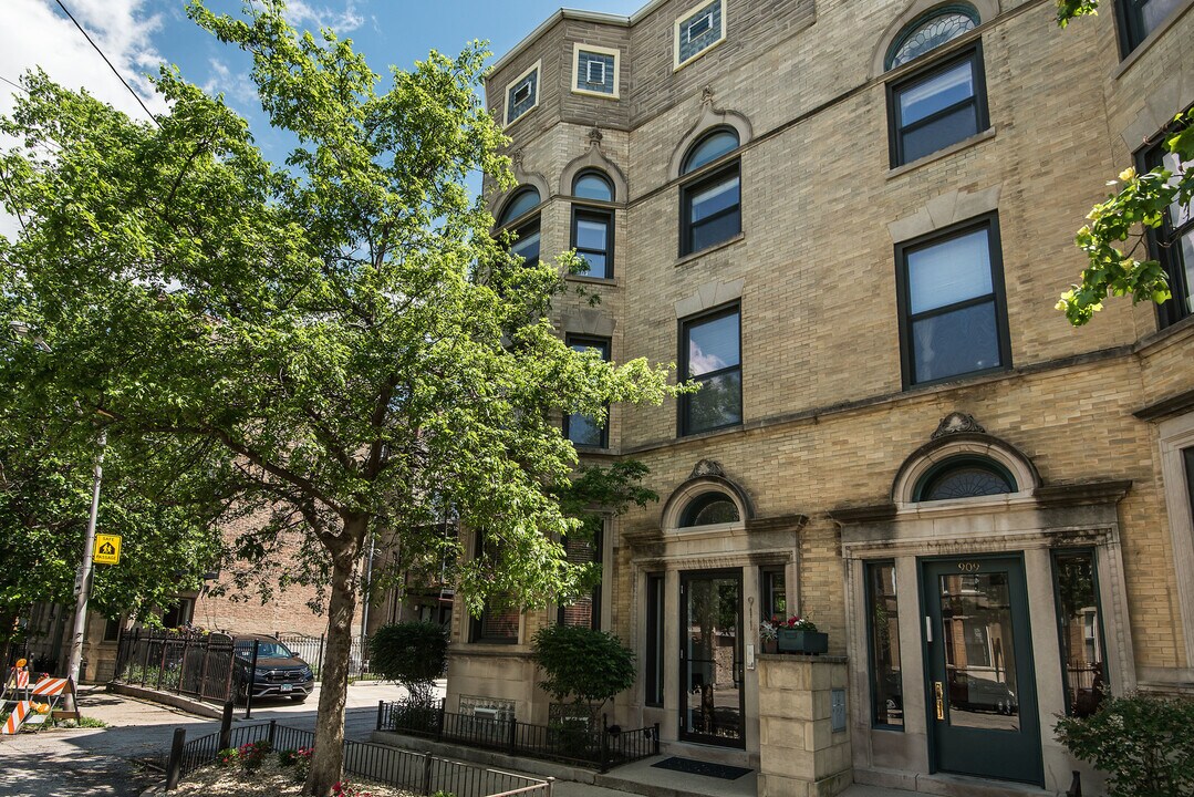911 N Campbell Ave in Chicago, IL - Building Photo