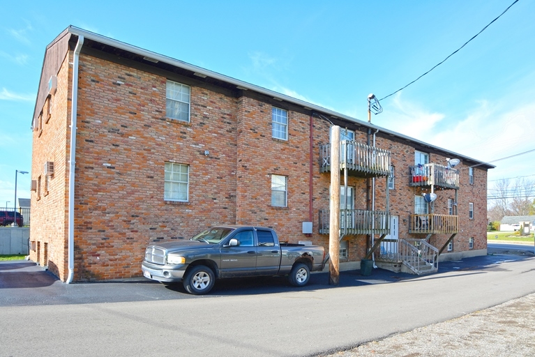 121 E Main St in Owensville, OH - Building Photo