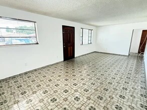 1310 W 30th St in Hialeah, FL - Foto de edificio - Building Photo