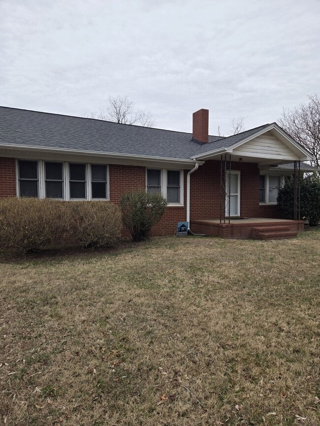 1913 Ellisboro Rd in Stokesdale, NC - Building Photo - Building Photo