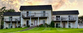 575 N Riverside Ave in St Clair, MI - Building Photo