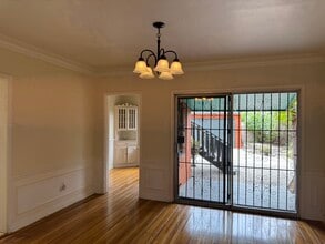 1137 Meadowbrook Ave, Unit 1371 in Los Angeles, CA - Building Photo - Building Photo
