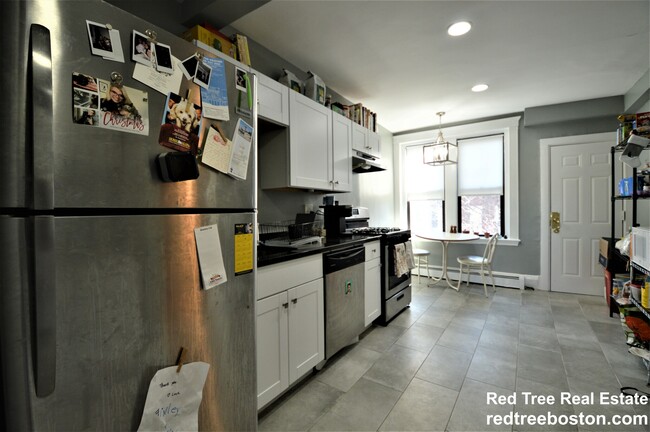 1680 Commonwealth Ave, Unit 3 in Boston, MA - Building Photo - Building Photo