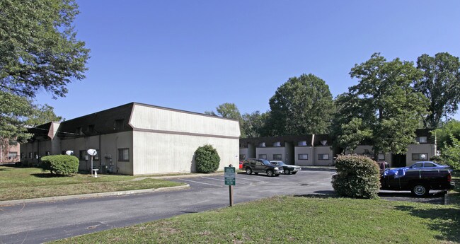 Cedarwood Apartments in Richmond, VA - Building Photo - Building Photo