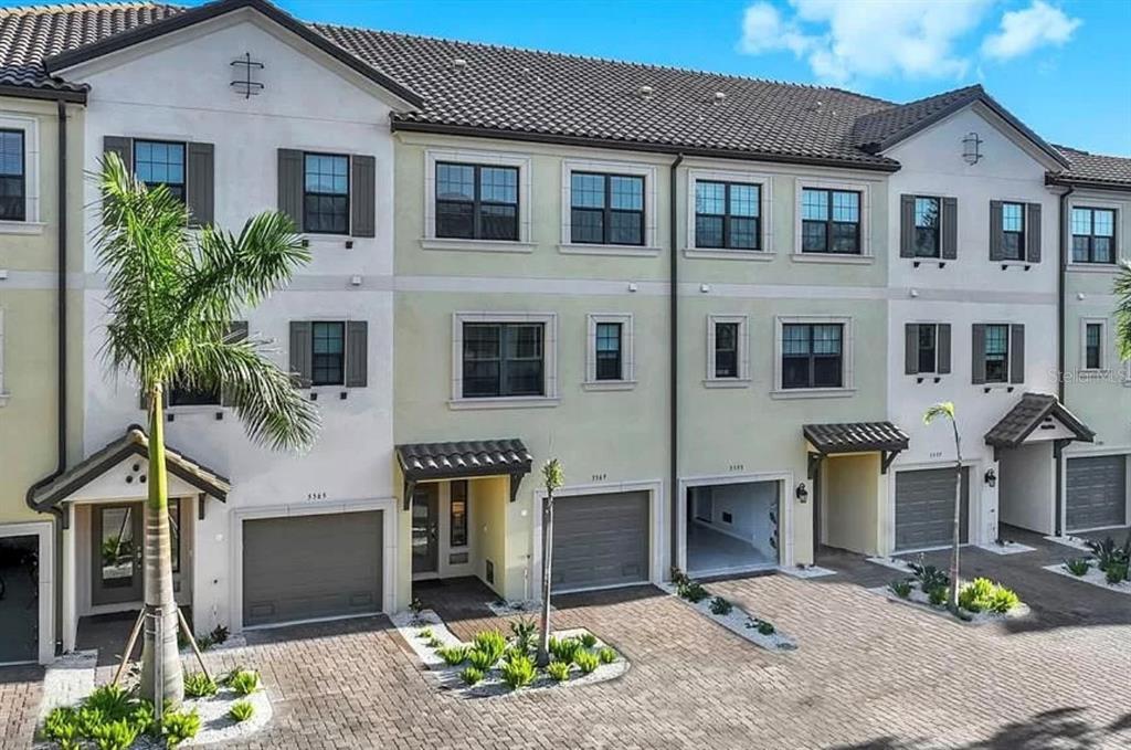 5569 Cannes Cir in Sarasota, FL - Foto de edificio