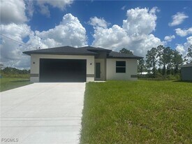 315 Austin Ave in Lehigh Acres, FL - Building Photo