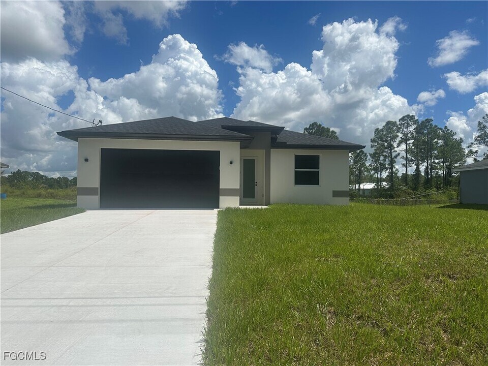 315 Austin Ave in Lehigh Acres, FL - Building Photo